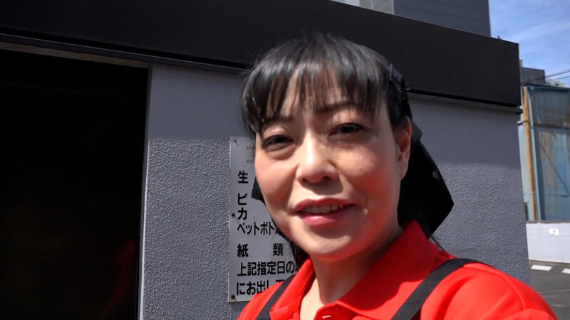 地方の焼肉店を夫婦で営む長身巨乳の熟女さん、旦那さんが居ない隙に店舗でAV撮影！パンティを濡らす秘伝のタレ！ サンプル 2
