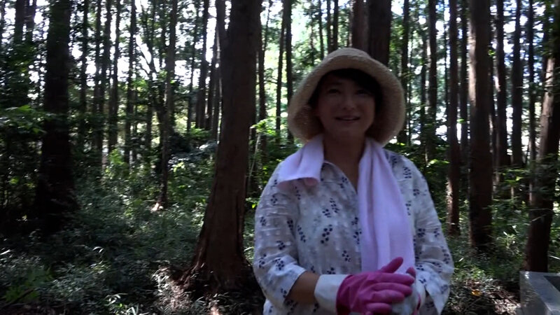 地方在住の黒髪ショートの清楚系熟女が初めてのAV出演で本能丸出しで男根にすがりつき快感の沼にハマる！ サンプル 2