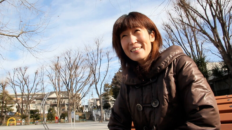 歯磨きをする様に毎日オナニー三昧の好きモノ熟女！あそこに入れば何でもOK！？地味目な熟女が変態SEXの快楽に狂いイキ！ サンプル 1