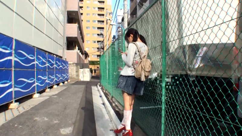 路地裏で見つけたあどけなさの残る黒髪娘を寒さしのぎにナンパ！おぼこい娘さんがエロビデオ撮影で中出しされた件。 サンプル 1