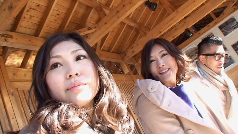色白巨乳奥様はご奉仕好き！人妻旅先ナンパ！ サンプル 1