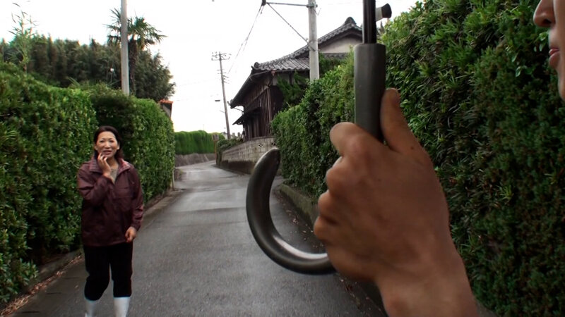 家族に内緒でAV出演する田舎の五十路熟女！欲求不満が募り経営するペンションにAV男優を呼んで中出しSEX！ サンプル 1