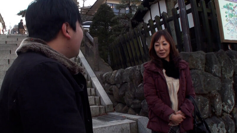 旦那とはご無沙汰で欲求不満が溜まる田舎の五十路熟女さん。後腐れないエッチを求めてAV撮影に応募！快楽に没頭する中出し性交！ サンプル 2