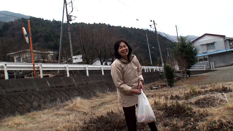 AVに応募して来たごく普通の大人しそうな淑女の田舎熟女！独り身で悶々とした欲求不満を抱えた還暦直前熟女の初撮りSEX！ サンプル 1