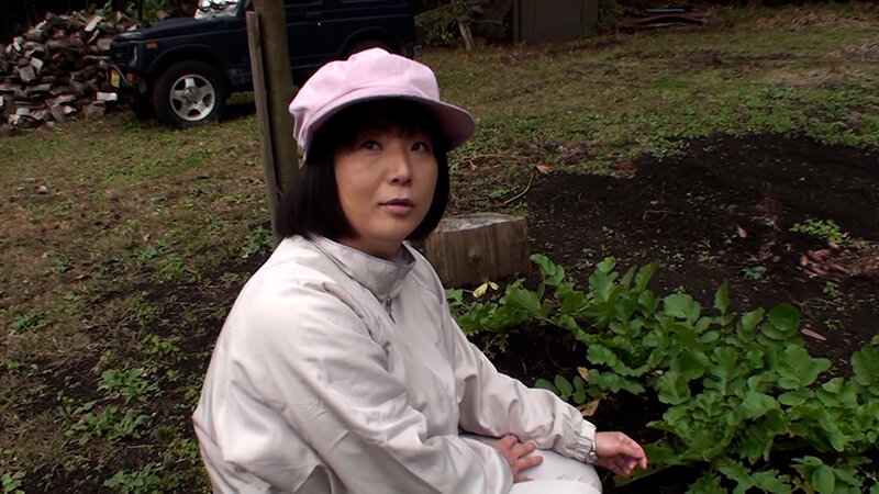 農業に従事する四十路熟女をナンパして旅館に誘う！田舎暮らしの楽しみはSEX！？好きモノ熟女の欲求不満解消の撮影SEX！ サンプル 1