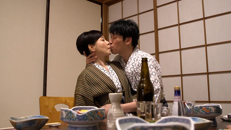 嫁の実家のお義母さんの色香に惑わされ禁断の愛欲に溺れる娘婿と深夜の露天風呂SEX！ サンプル 2