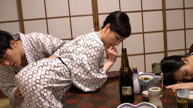 嫁の実家のお義母さんの色香に惑わされ禁断の愛欲に溺れる娘婿と深夜の露天風呂SEX！ サンプル 5