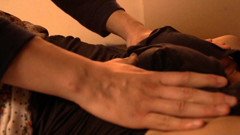 昼下がりの居間で母の不倫現場を目撃した愚息の肉棒は勃起し…目の前の男根にしゃぶりつく淫乱母さんとの禁断SEX！ サンプル 4