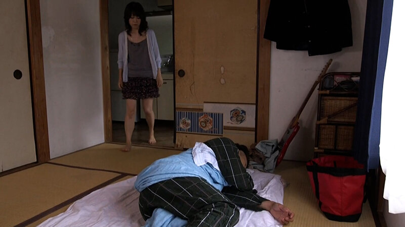 体調不良の愚息の元に訪れた母さん！貧乳だけどデカ乳首に発情した愚息とのSEXに嵌る淫乱母さん！ サンプル 1