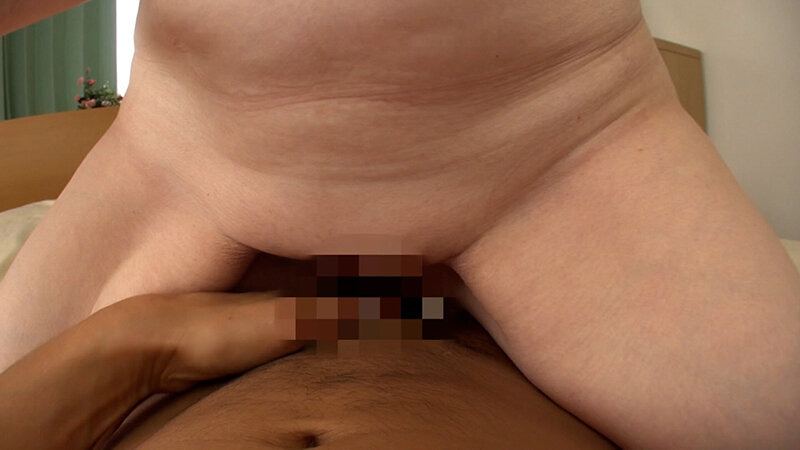 還暦熟女は脱いだら美しい！？パイパンのアソコを若い肉棒で掻きまわされオンナの悦びに溺れる本能の赴くままの快楽SEX！ サンプル 8