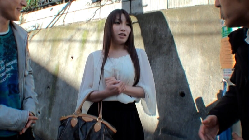 帰宅途中のスレンダー巨乳奥様を読者モデルにとナンパしてスタジオに！カメラテストでのエッチなポーズに股間が疼く奥様に乱交中出し！ サンプル 1