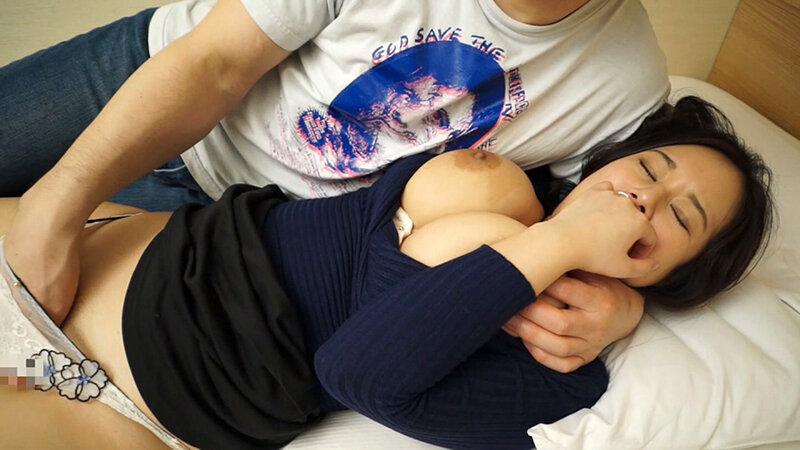 【奇跡の天然神オッパイJカップを持つ奥様】二度見確定のオッパイを持つ人妻さん。結婚していても「出会い！」を大事にしているという考え方も神レベル サンプル 2