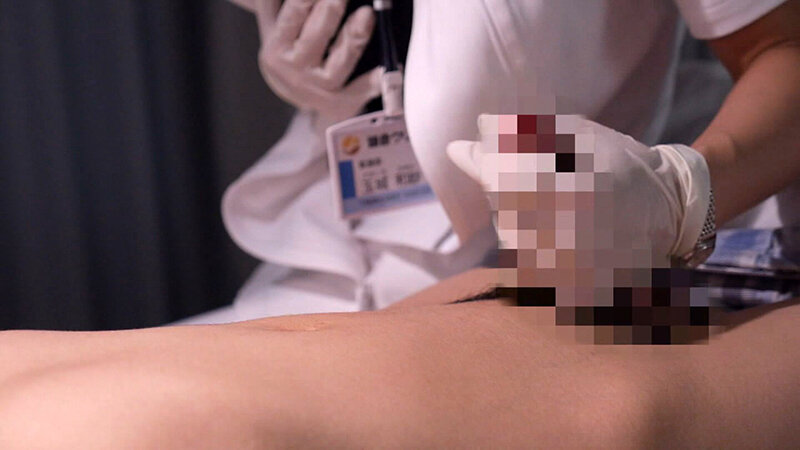 夜勤主任看護師、個室逆ナンパ 尿瓶で尿処理はOKのサイン！ サンプル 4