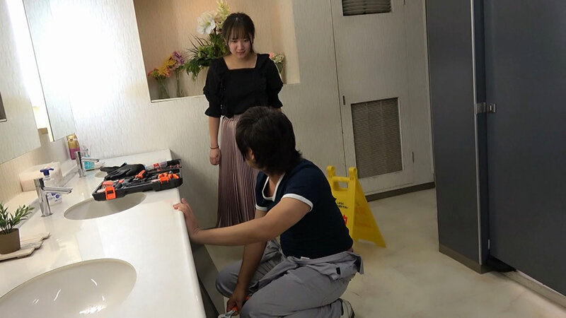 トイレ修理業者の悪行！哀れカメラに気付いた巨乳ちゃんはガシマンされて潮を吹かされる サンプル 1