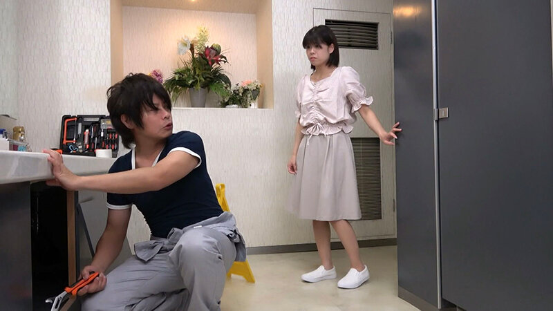 トイレ修理業者の悪行！狙われた色白美人は肉棒とレンチで肉棒を選ぶ！ サンプル 1
