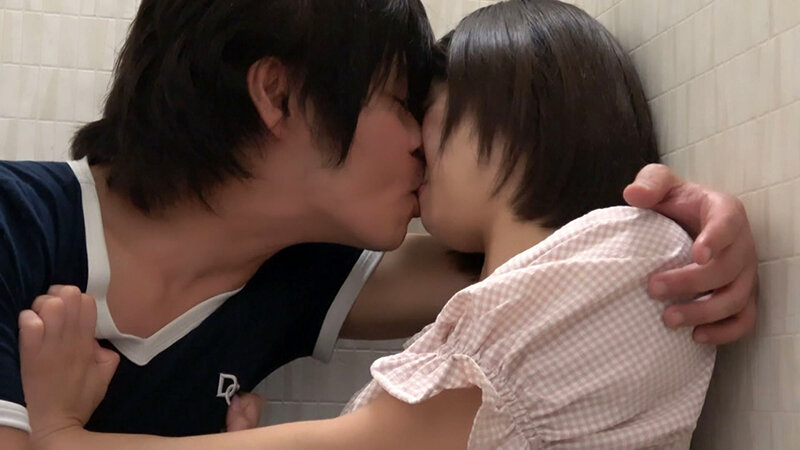 トイレ修理業者の悪行！狙われた色白美人は肉棒とレンチで肉棒を選ぶ！ サンプル 3
