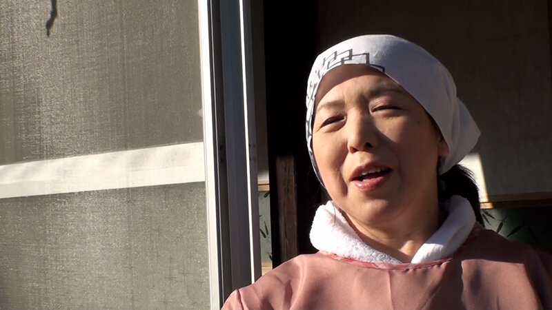 農家の熟女が刺激を求めてAV出演で性欲発散！娯楽のない田舎で一人暮らしの熟女がカメラの前で淫乱濃厚中出しSEX！ サンプル 1