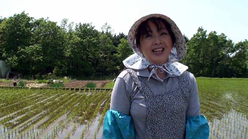 旦那が農協の研修旅行で留守中！AVの撮影で愉しむ淫乱熟女と大自然の中で淫乱SEX！ サンプル 1