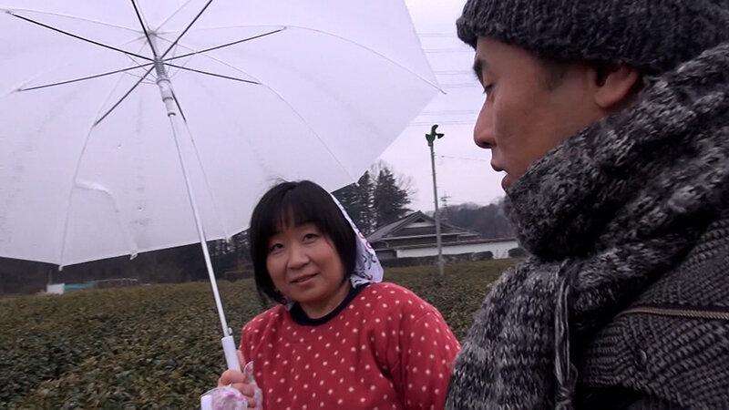茶畑で農作業中の地味な熟女！密かに欲求不満を募らせAV撮影に応募。恥ずかしさと快感が交差する本能丸出し淫乱中出しSEX！ サンプル 1