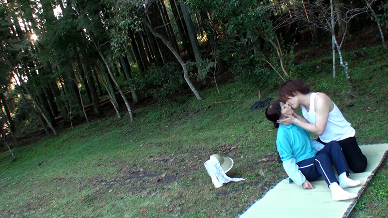 もうすぐ六十路の熟女がAVに応募。森の木陰で淫乱中出しSEX！太陽の下で本能丸出しAV撮影！ サンプル 2