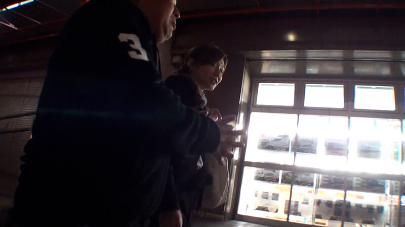 暇そうな美人奥様をナンパしてAV鑑賞をしてもらいました！最近ご無沙汰な夫婦生活で欲求不満を募らせている若妻さんと本能丸出し乱交SEX！ サンプル 1