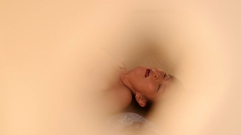 欲求不満の美しき還暦熟女は愚息専用の淫乱肉便器へと堕ちる！ サンプル 1