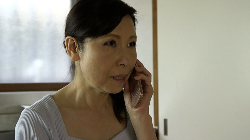 狙われた美しき還暦熟女。繰り返される性交に感じ始めてしまい不倫SEXに溺れる！ サンプル 1