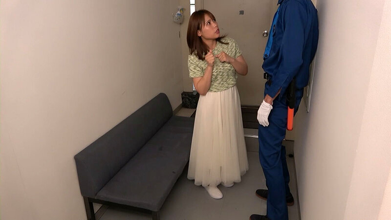 休日出勤の恐怖！警備員に狙われた美人女性社員！ サンプル 1