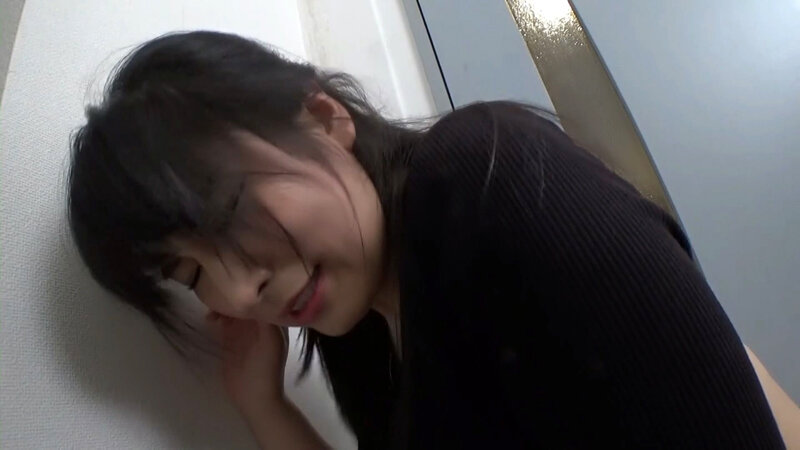 休日出勤の美人女性社員に降りかかる災難！一方的な思いを突きつける警備員！ サンプル 9