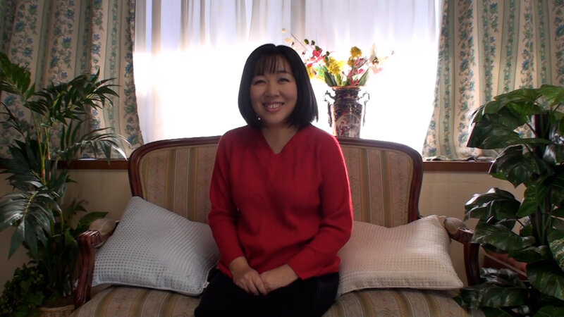 経験人数30人オーバーの52歳美魔女が思い切ってAV出演！好きモノ熟女は垂れ乳を弄られ大股開きの快楽イキまくり！ サンプル 1