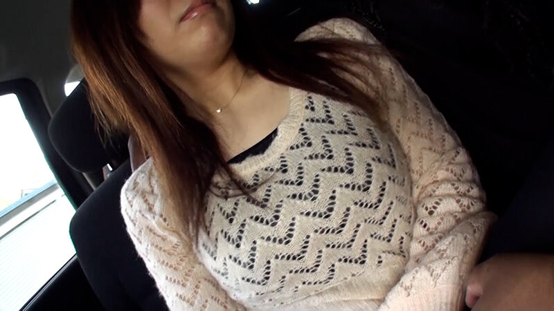 「ちょっと興味あるかも」黒人にナンパされた熟女さんはデカマラに興味津々！車の中でイチャイチャ！黒いデカマラにしゃぶりつく熟女にたっぷり口内発射！ サンプル 2