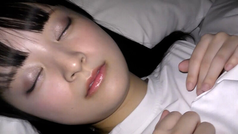 布団に潜ってこっそり嵌め撮りSEX！あどけなさが残る美女との声を潜めてのプライベート映像 サンプル 1
