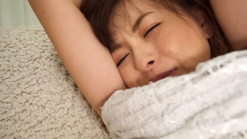 清楚な雰囲気の普通の奥さんが、旦那の居ない隙にエッチな濃厚キスで爆裂不貞SEX！ サンプル 6