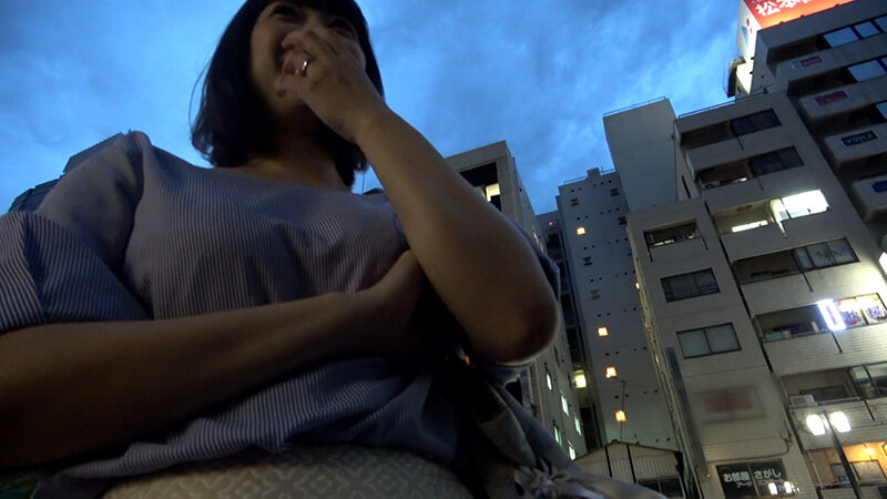 仕事帰りの人妻OLさんをナンパしてホテルで嵌め撮りSEX！1年半セックスレスの性欲爆発！ずっとSEXしたかった…強烈な快感に翻弄され喘ぐ見事なイキッぷり！ サンプル 1