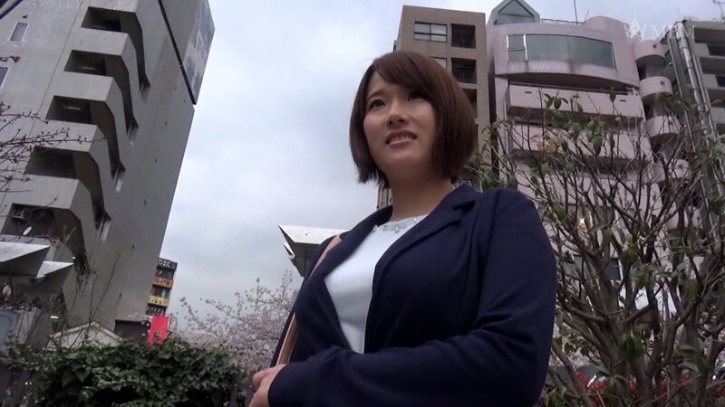 ミニスカ巨乳の美人奥さんに大人のおもちゃのモニターを依頼してみると…旦那さんとセックスレスで欲求不満の奥さんは我を忘れて淫乱SEX！ サンプル 1