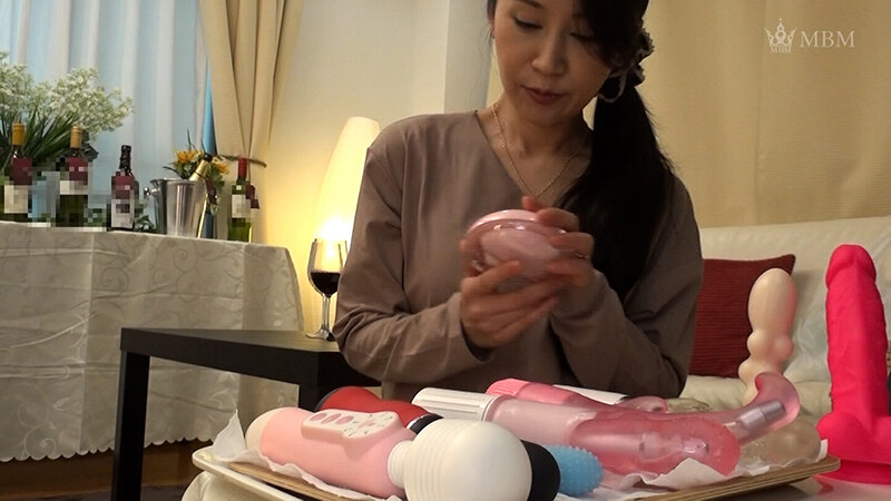 ドリンクのお試しに訪れた部屋に置かれた大人のおもちゃに興味津々の熟女さん！ひとりになった部屋でこっそりバイブオナニー！そのまま他人棒で淫乱中出しSEX！ サンプル 1
