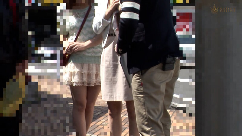 母娘で下着撮影で現金GET！娘の前でローター責めに抗えず感じてしまい股間を露わにする仲良しママ！娘を帰してホテルで本能丸出し絶頂SEX！ サンプル 1
