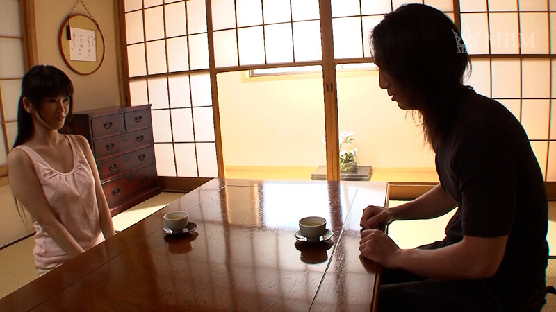 罪悪感を感じつつ誘った男に…あざと巨乳奥さまの昼下がりの情事！ サンプル 1