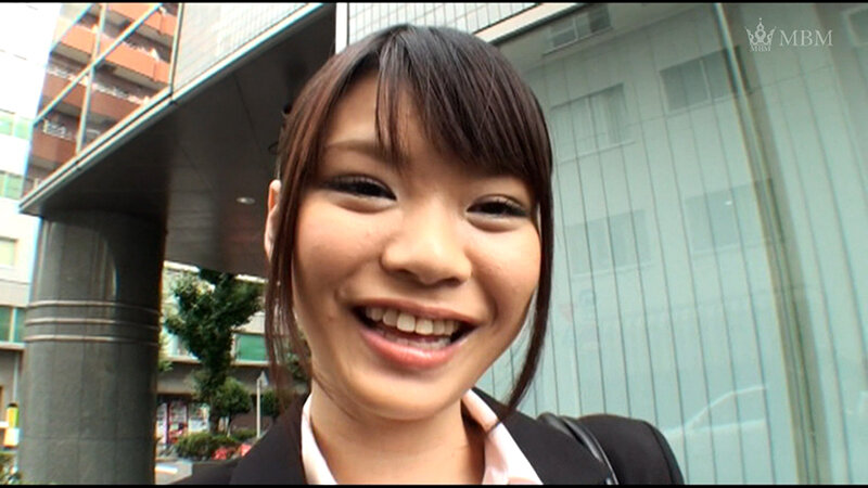 就活中のリクルートスーツの美女を就活番組のアンケートとナンパ！スーツの下はやる気満々まさかのTバック！乱交SEXでストレス発散！ サンプル 1