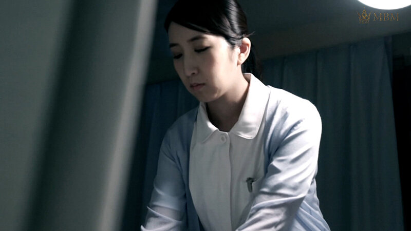 深夜の病室で喘ぎ声を必死に堪えながら悶絶イキの人妻看護師がおかしくなるほどの絶頂交尾！ サンプル 1