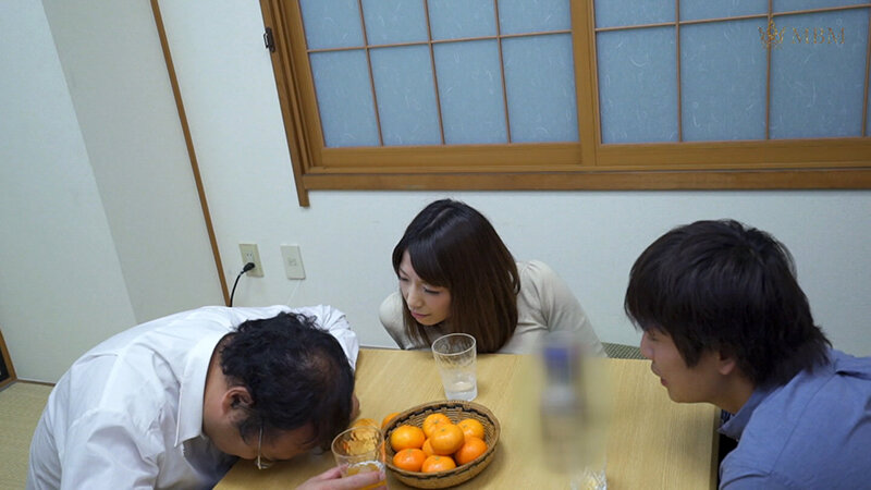 親父の再婚相手がまさかの自分と同じ年くらいの美人で巨乳！親父にバレない様にこたつの中でいたずらしてみたら…ボクの肉棒に絡み付く濃厚SEXに発展！ サンプル 3