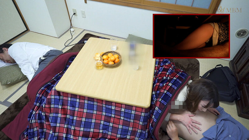 親父の再婚相手がまさかの自分と同じ年くらいの美人で巨乳！親父にバレない様にこたつの中でいたずらしてみたら…ボクの肉棒に絡み付く濃厚SEXに発展！ サンプル 9