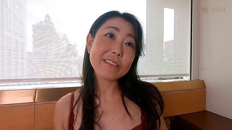 セレブ奥様に「エッチなバイトしませんか」と誘ったら…日常に刺激を求めて簡単に着いてくる奥様にカメラの前でバイブオナニー！非日常の快楽に昇天イキの肉欲SEX！ サンプル 2