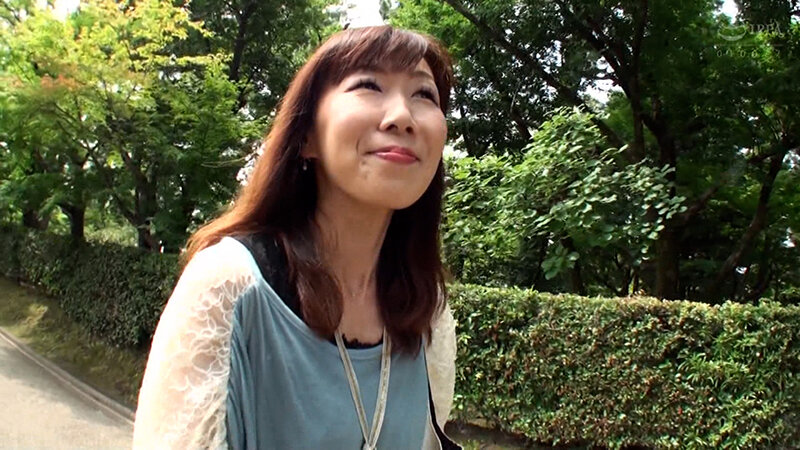 興味本位とAV男優との刺激を求めて遥々名古屋から応募して来た四十路熟女と昼下がりのホテルでAV撮影！ サンプル 1
