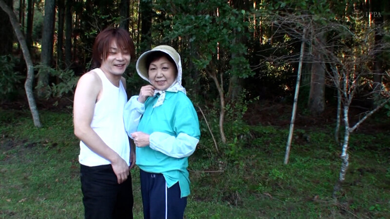 58歳農家の熟女もSEXしたい！農作業の途中で青空の下野外SEX！ サンプル 1