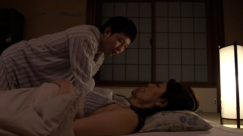 旦那の横で媚●を垂らされありえない快感に溺れ禁断の異常性愛に狂おしく悶える美しき熟母！ サンプル 1