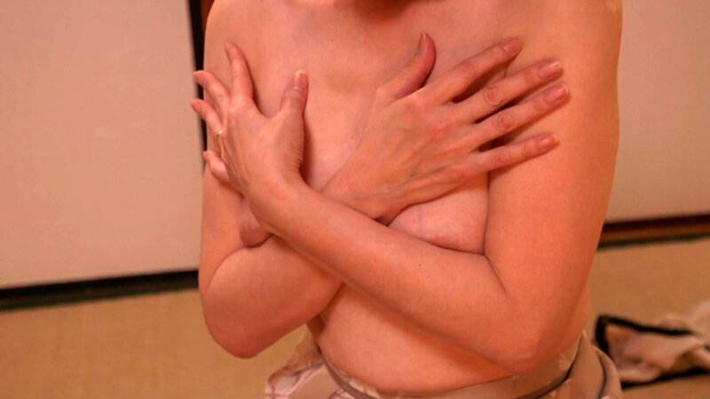 真っ昼間から間男とお楽しみの熟母！火照りの残るカラダと牝の匂い！長男の溢れる性欲にM気質開花の変態SEX！ サンプル 2