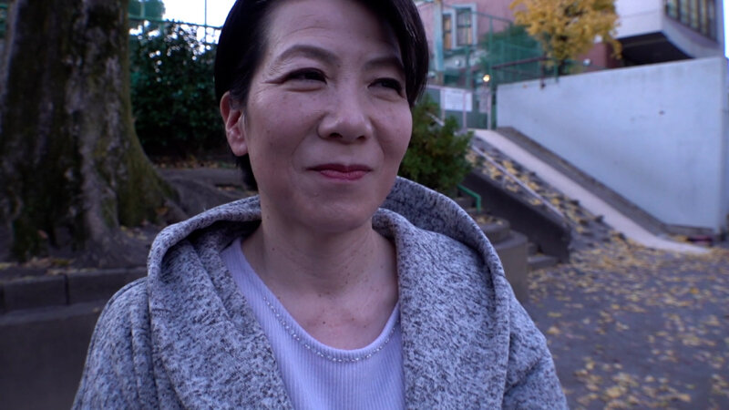 肉付きの良い淫靡な肉体を震わせ、甘い喘ぎでイキまくる還暦熟女の初撮りSEXにガチイキ！ サンプル 1