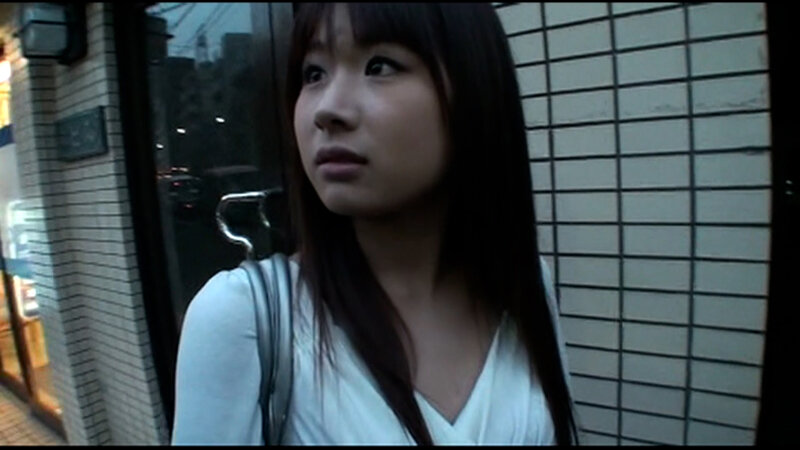 街行く綺麗なお姉さんのおしっこ見せてください！謝礼に目が眩みホテルにイン！男の顔めがけて放尿する実は好きもの娘と変態乱交！ サンプル 1