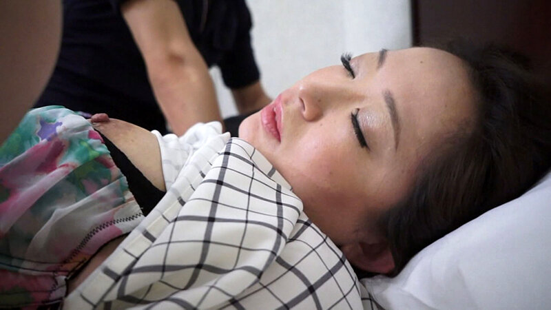 折角の後腐れ無しの不倫複数プレイに、奥様のエロ願望は炸裂！二人の男を使い倒す サンプル 3